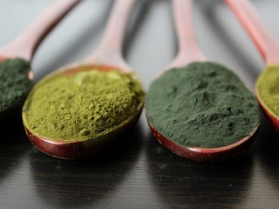 A COMPARISON OF THE BENEFITS OF GREEN TEA AND SPIRULINA