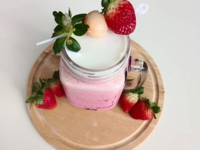 47. SNOW WHIP LYCHEE STRAWBERRY SMOOTHIES WITH CREAM CHEESE