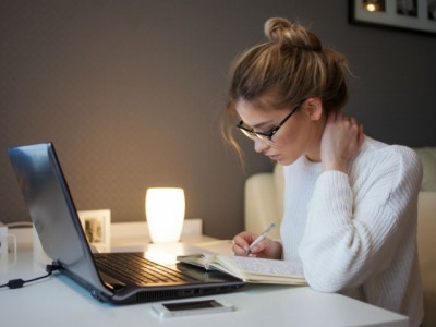 IF YOU USE DEVICES A LOT, HERE ARE 3 STRATEGIES TO PREVENT A STIFF NECK
