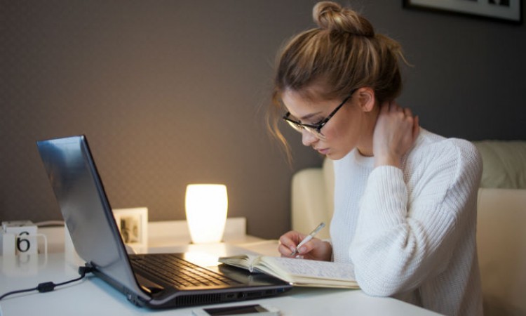 IF YOU USE DEVICES A LOT, HERE ARE 3 STRATEGIES TO PREVENT A STIFF NECK IF YOU USE DEVICES A LOT, HERE ARE 3 STRATEGIES TO PREVENT A STIFF NECK