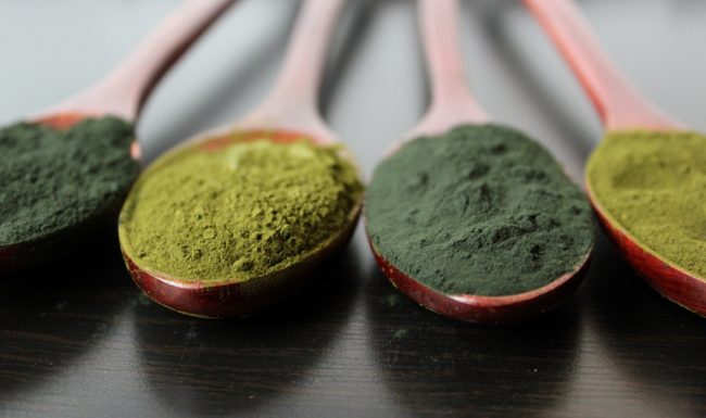 A COMPARISON OF THE BENEFITS OF GREEN TEA AND SPIRULINA
