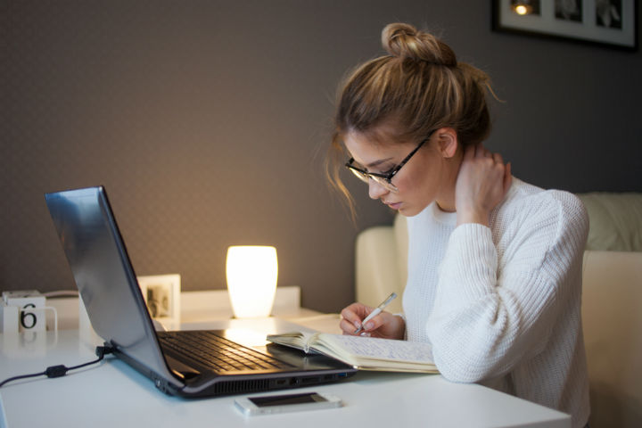 IF YOU USE DEVICES A LOT, HERE ARE 3 STRATEGIES TO PREVENT A STIFF NECK